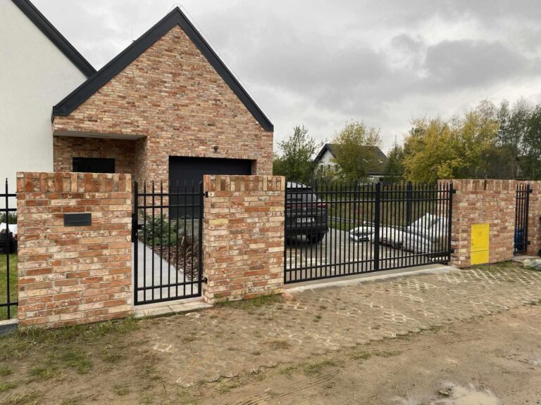 nowoczesne-ogrodzenie-ceglane-antracyt-stalowy-profil-otwock