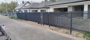 Nowoczesne ogrodzenie z bramą przesuwną i furtką