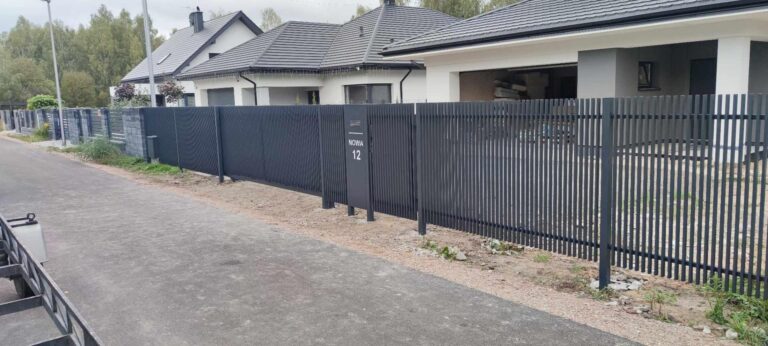 Nowoczesne ogrodzenie z bramą przesuwną i furtką